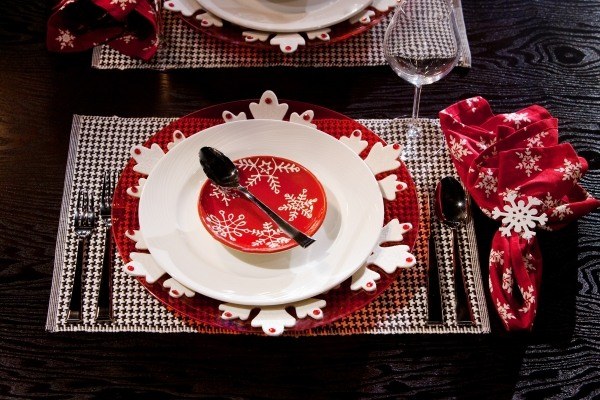 décoration-table-Noël-napperon-noir-blanc-assiettes-blanches-rouges-motifs-flocons-neige-serviettes-rouges décoration table de Noël