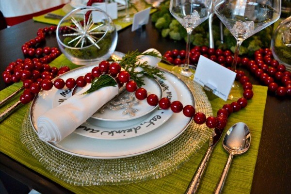 décoration-table-Noël-napperon-vert-anis-guirlande-perles-rouges-flocon-neige-argenté