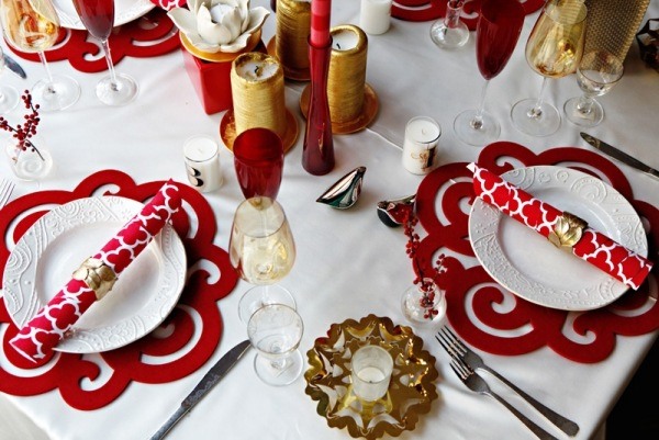 décoration-table-Noël-napperons-feutre-rouges-serviettes-rouge-blanc-ronds-dorés-bougies-blanches-couleur-or décoration table de Noël