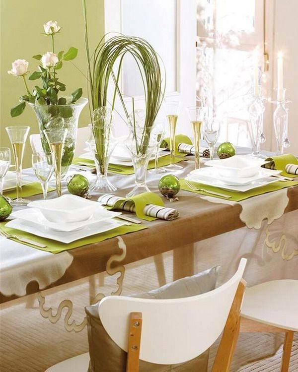 décoration-table-Noël-roses-blanches-boules-vertes-napperons-vert-anis décoration table de Noël