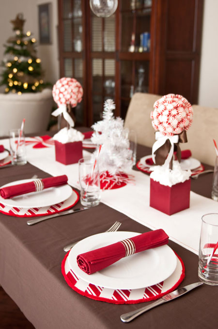 décoration-table-Noël-serviettes-rouges-arrangements-originaux-nappe-marron décoration de table pour Noël
