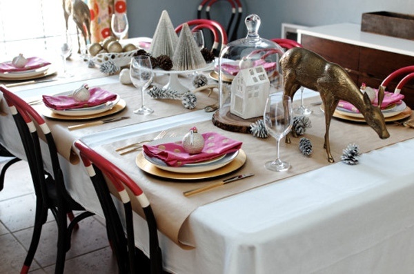 décoration-table-Noël-serviettes-rouges-pois-blancs-pommes-pin-décorées-petits-sapins-décoratifs décoration table de Noël