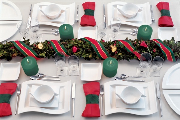 décoration-table-Noël-serviettes-rouges-ronds-verts-bougies-vertes-guirlande-naturelle-ruban-rouge-vert décoration table de Noël