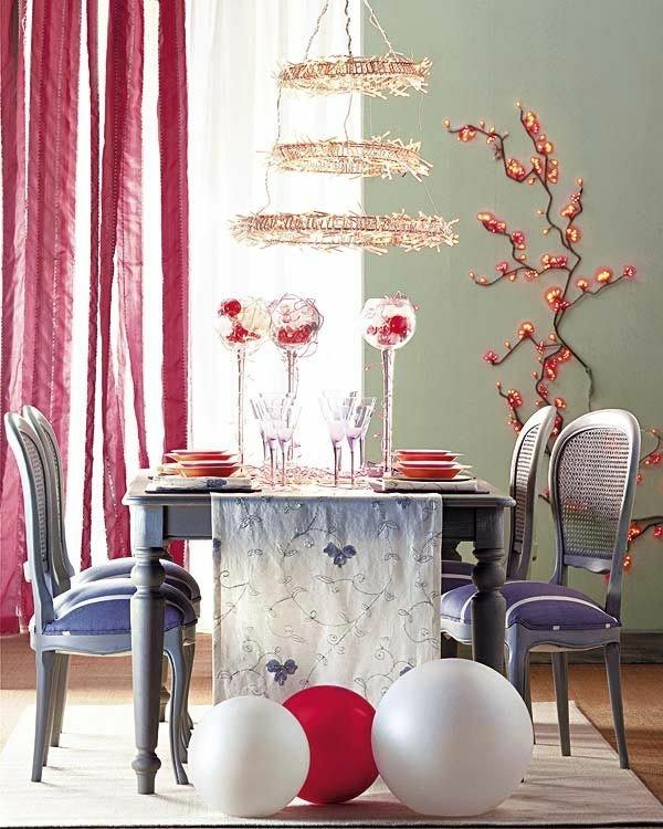 décoration-table-Noël-verres-vin-hauts-chemin-table-blanc-motifs-feuilles-ballons décoration de table pour Noël
