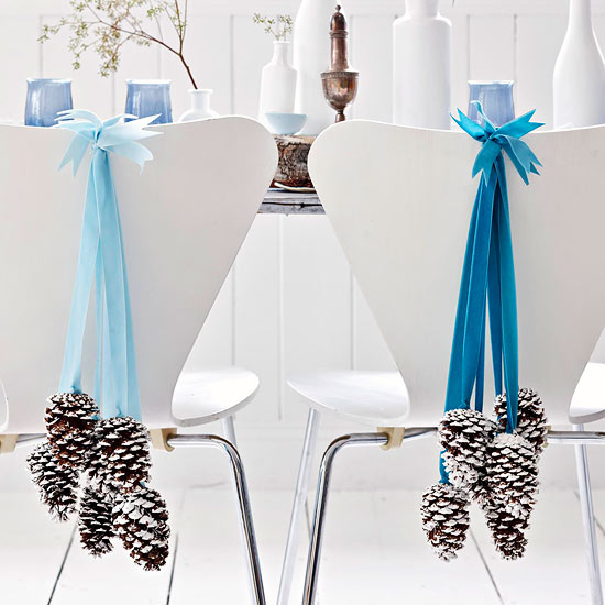 décorer-chaises-Noël-cônes-rubans-bleus