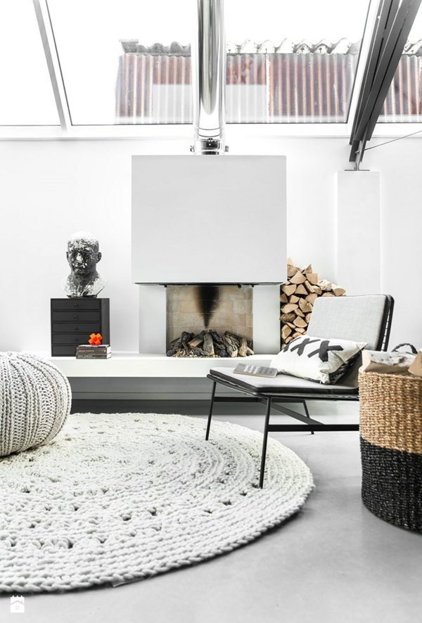 Tapis blanc épais en forme ronde salon cheminée appart