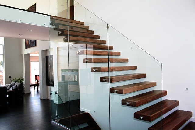 escalier-moderne-marches-bois-balustrade-verre