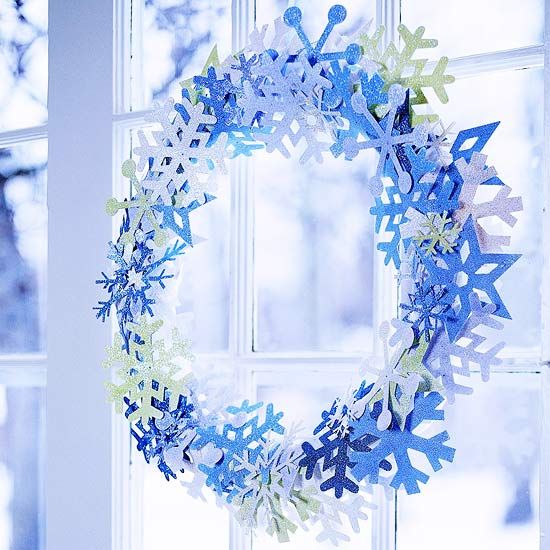 flocons-neige-papier-DIY-couronne-fenêtre-flocons-bleu-blanc-idée-originale flocons de neige DIY