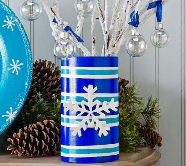 flocons-neige-papier-DIY-décorer-vase-bleu-blanc-flocon-neige-blanc-boules-verre flocons de neige DIY