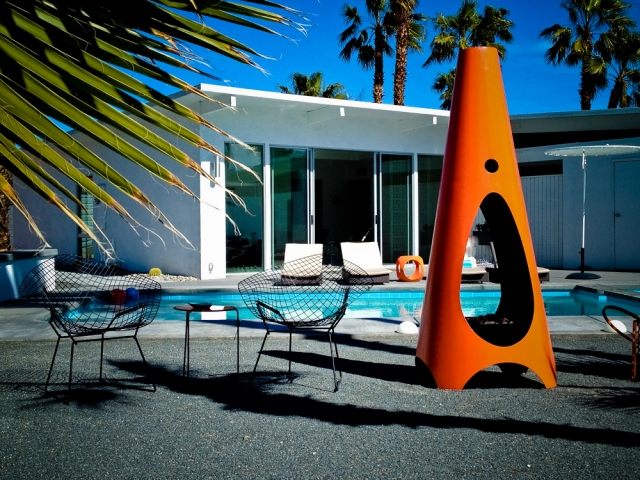 foyer-extérieur-design-Modfire-Bonfire-couleur-tangerine-design-élégant-piscine