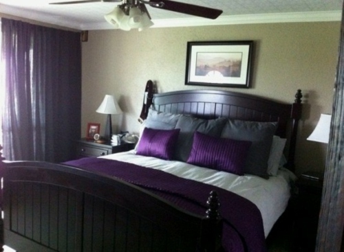 grand lit bois noir accents violets