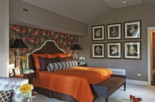 grand lit comfortable couverture orange