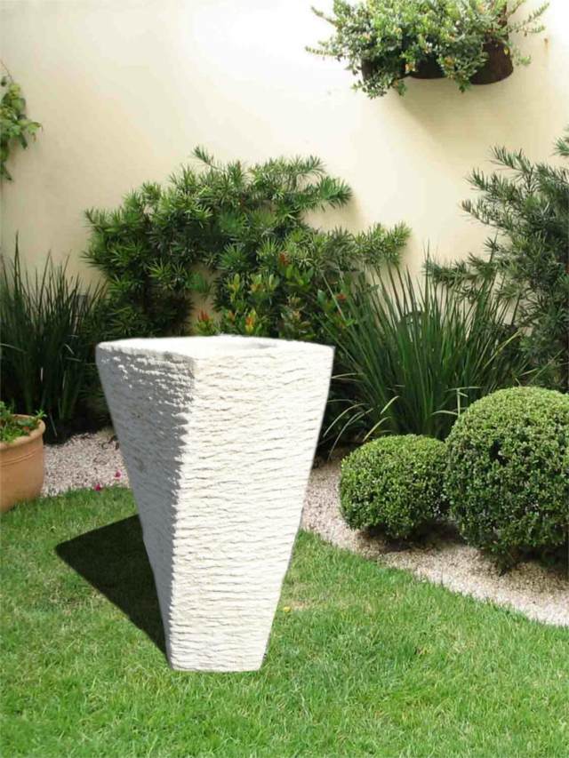 grand sculpture pierre blanc jardin moderne