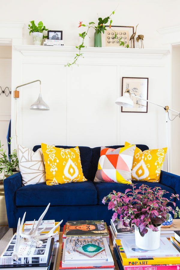 Bel exemple de contraste coussin et canapé jaune bleu salon déco