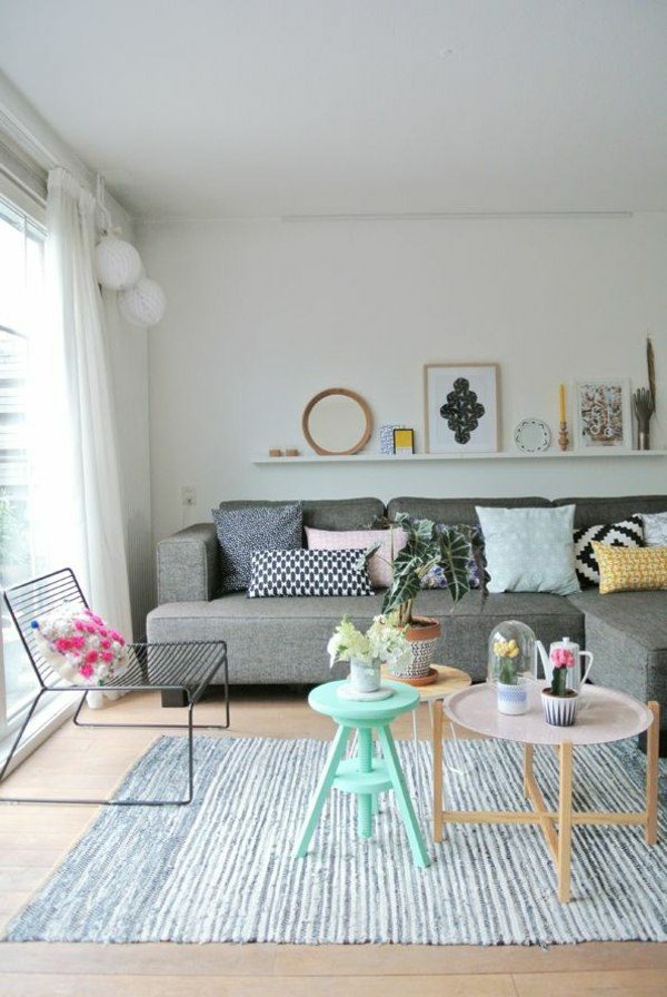 Belle compositions de coussins sur le canapé éléments déco salon maison