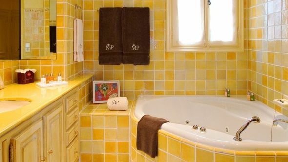 idée salle de bain jaune