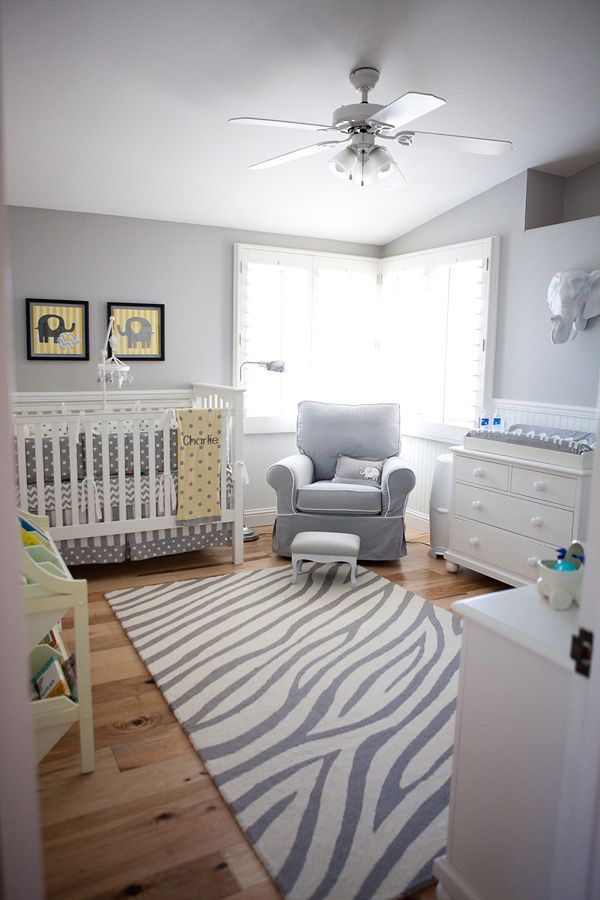 idée-déco-chambre-bébé-blanc-gris-clair-motifs-éléphants idée déco chambre bébé