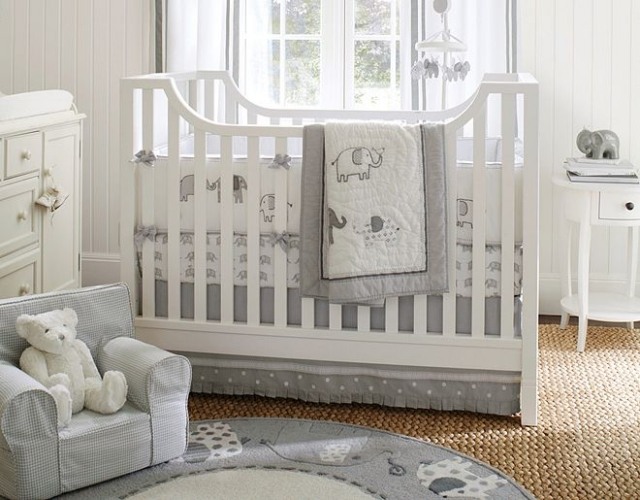 idée-déco-chambre-bébé-gris-clair-motifs-éléphants-blanc-gris-mobilier-blanc