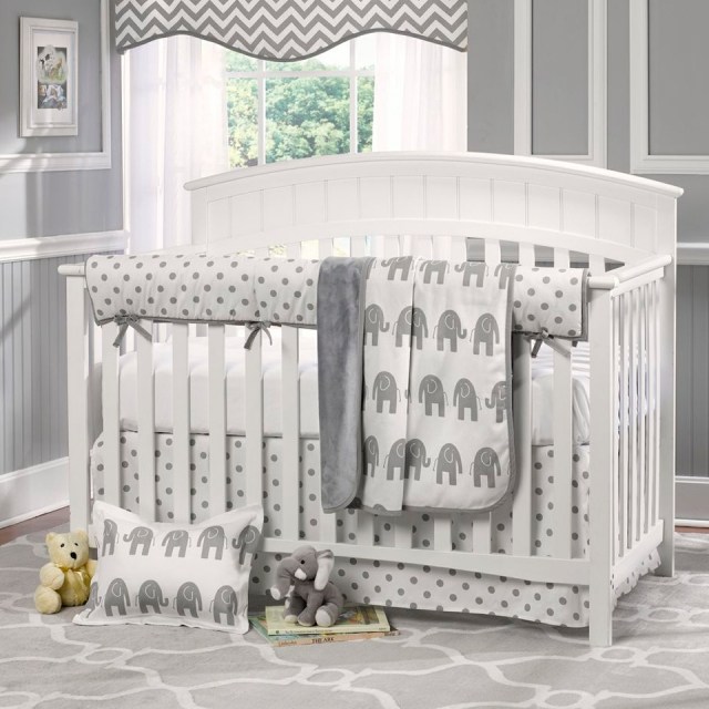 idée-déco-chambre-bébé-literie-blanc-gris-clair-motifs-pois-éléphants idée déco chambre bébé