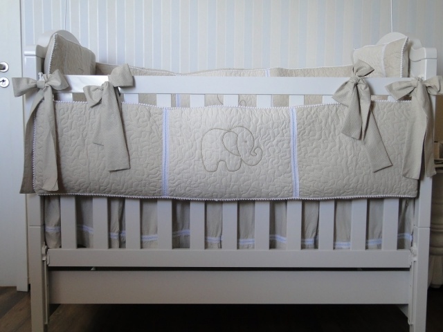 idée-déco-chambre-bébé-literie-grise-motifs-éléphants-rubans idée déco chambre bébé