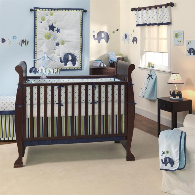 idée-déco-chambre-bébé-motif-éléphant-bleu-lit-bébé-bois-sombre idée déco chambre bébé