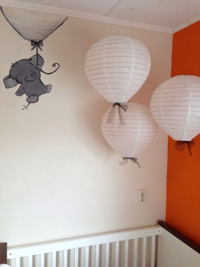 idée-déco-chambre-bébé-motif-éléphant-gris-boules-papier idée déco chambre bébé