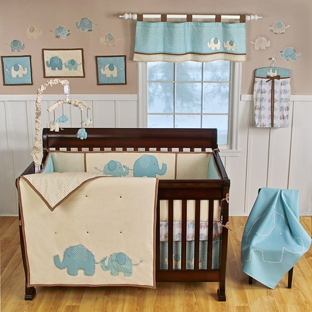 idée-déco-chambre-bébé-motifs-éléphants-bleus-lit-bébé-bois-sombre idée déco chambre bébé