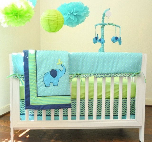 idée-déco-chambre-bébé-motifs-éléphants-bleus-literie-mobile-bébé-éléphants