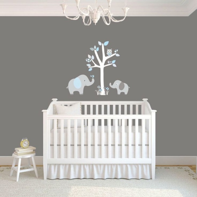 idée-déco-chambre-bébé-motifs-éléphants-gris-clair-stickers-muraux idée déco chambre bébé
