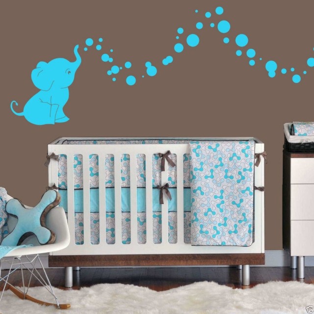 idée-déco-chambre-bébé-sticker-mural-turquoise-murs-marron-lit-bébé-blanc idée déco chambre bébé