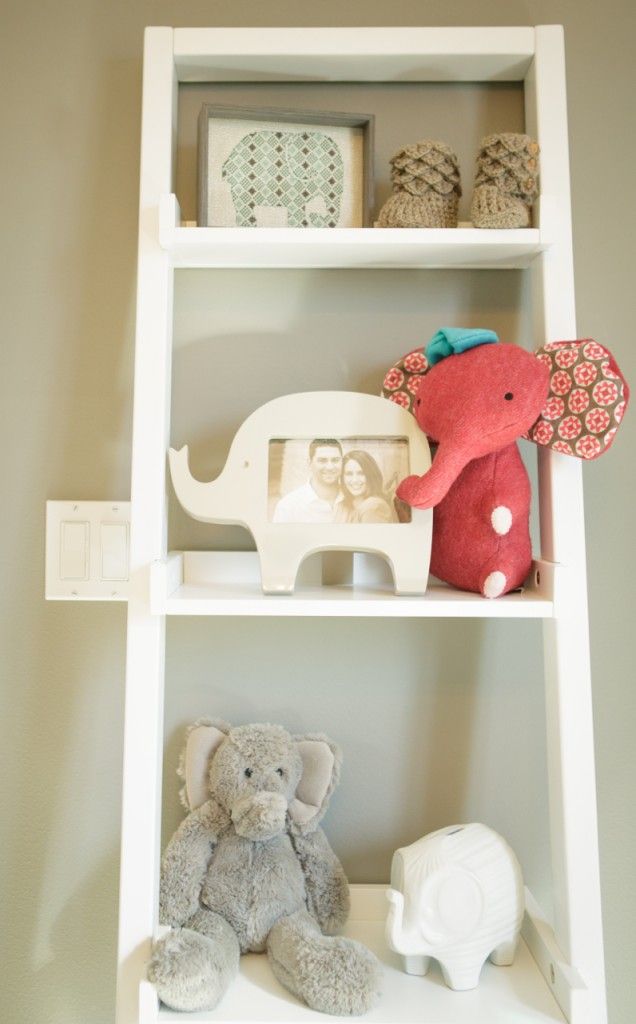 idée-déco-chambre-bébé-étagère-blanche-éléphants-peluche-cadre-photo-éléphant