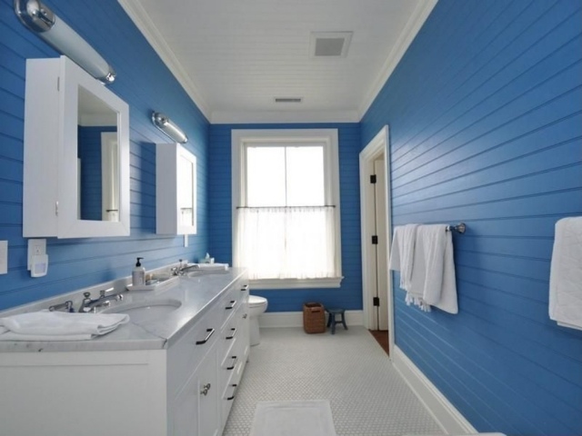 idée-déco-salle-de-bains-mur-bleu-armoires-blancs
