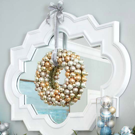 idée-petit-appartement-Noël-décorer-miroir-boules