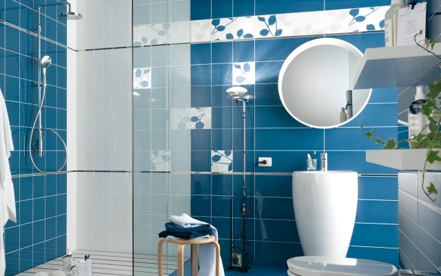 idées carrelage salle de bains couleur bleue motif