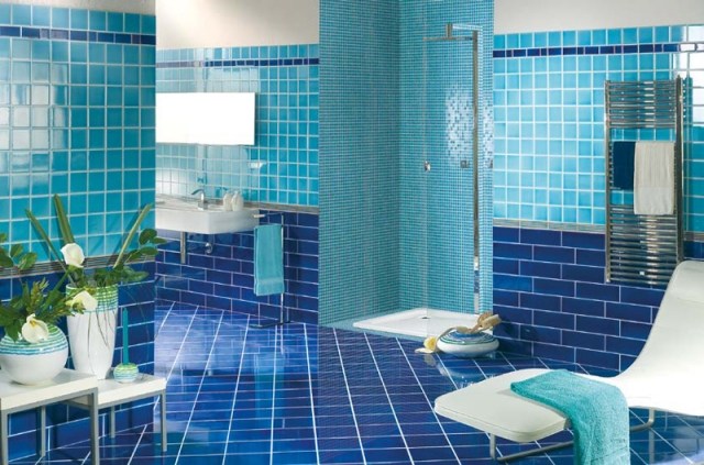 idées carrelage salle de bains couleur bleue marine clair