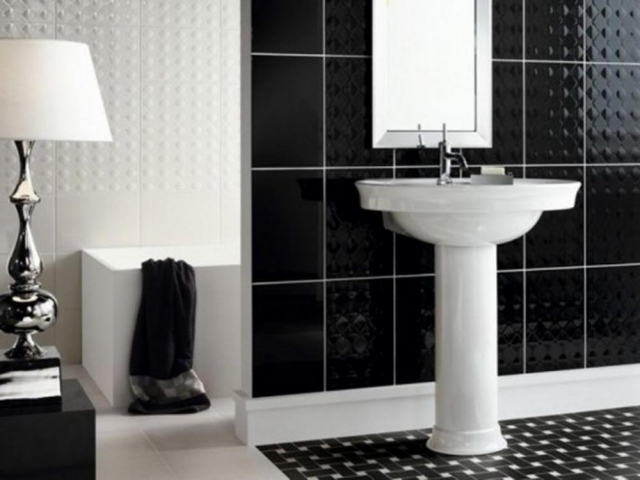 idées carrelage contrasté salle de bains couleur noire blanche