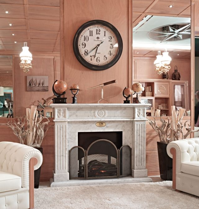idées-cheminée-classique-marbre-élégante-horloge-globes-salon idées cheminée classique