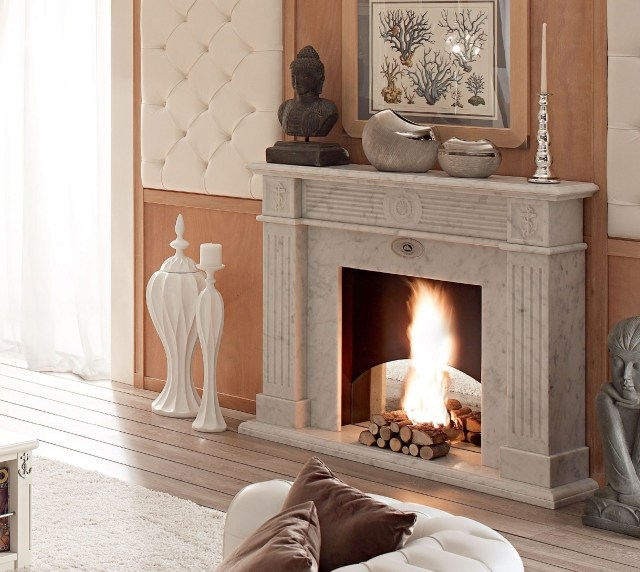 idées-cheminée-classique-marbre-élégante-vases-ronds-statuette-bougeoir-argent idées cheminée classique
