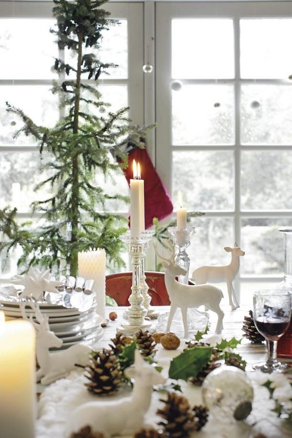 idées-déco-Noël-pommes-pin-sapin-décoratif-figurines-blanches-cerfs