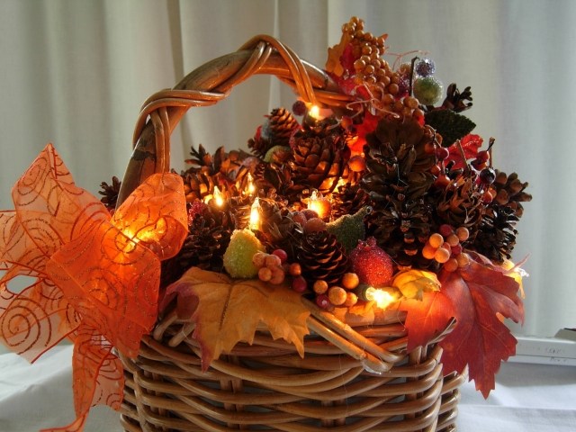 idées-déco-automne-arrangemen-panier-tressé-pommes-pin-feuilles-fruits-ruban-orange