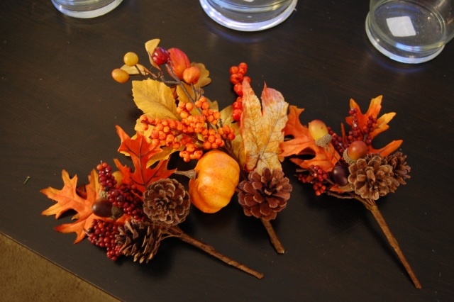 idées-déco-automne-petits-bouquets-décoratifs-feuilles-baies-rouges-glands-citrouilles-pommes-pin idées déco automne