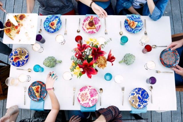 idées-déco-automne-table-Camille-Styles-vaisselle-couleurs-bouquet-fleurs