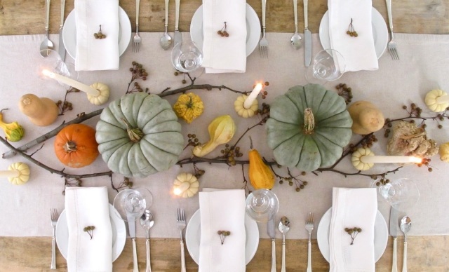 idées-déco-automne-table-chemin-table-blanc-citrouilles-branches-bougies-blanches