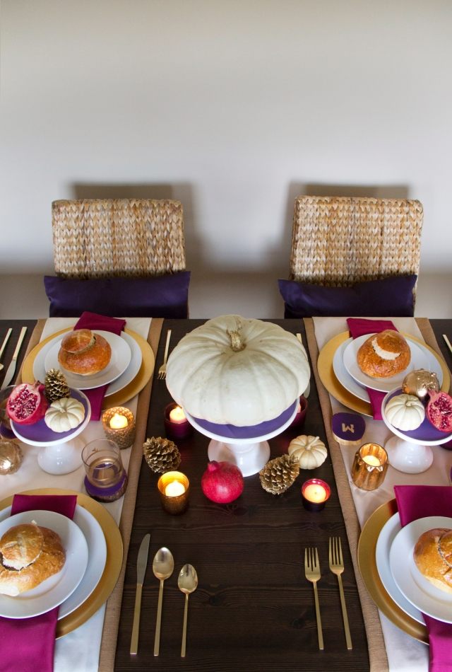 idées-déco-automne-table-citrouilles-décoratives-pommes-pin-serviettes-couleur-cyclamen