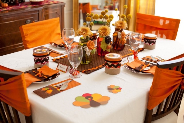 idées-déco-automne-table-nappe-blanche-accents-orange-fleurs-jaunes-chemin-table-marron