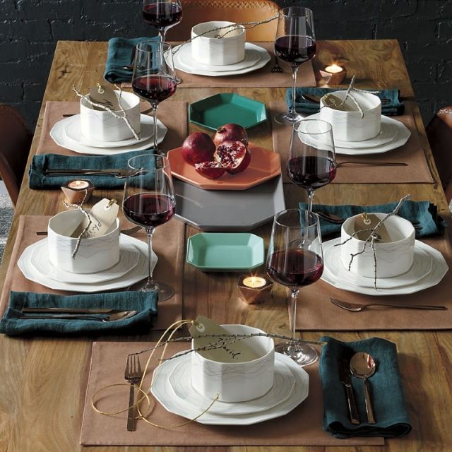 idées-déco-automne-table-vaisselle-CB2-vert-foncé-tasses-blanches-bougies idées déco automne