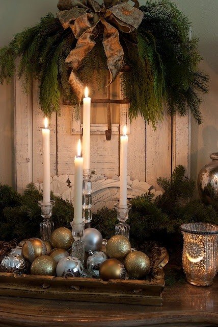 idées-déco-maison-Noël-bougies-blanches-boules-Noel-argent-or-branches-pin