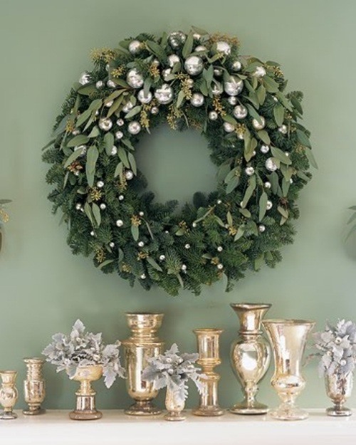 idées-déco-maison-Noël-couronne-naturelle-boules-Noel-argentées-bougeoirs-dorés idées déco maison
