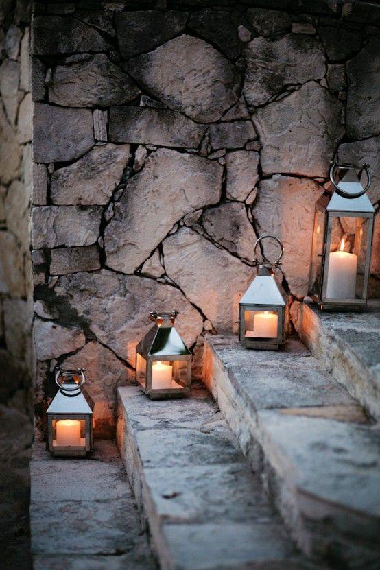 idées-déco-maison-Noël-lanternes-bougies-banches-escalier idées déco maison