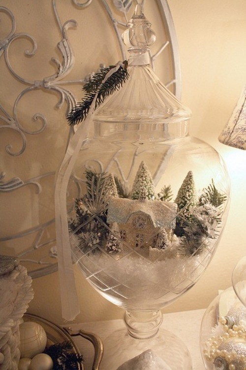 idées-déco-maison-Noël-vase-verre-maisonnette-neige-artificielle-pommes-pin-décorées idées déco maison
